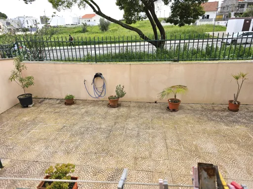 4 Bedroom Semi-Detached House with Patio and Parking in Leceia - Oeiras