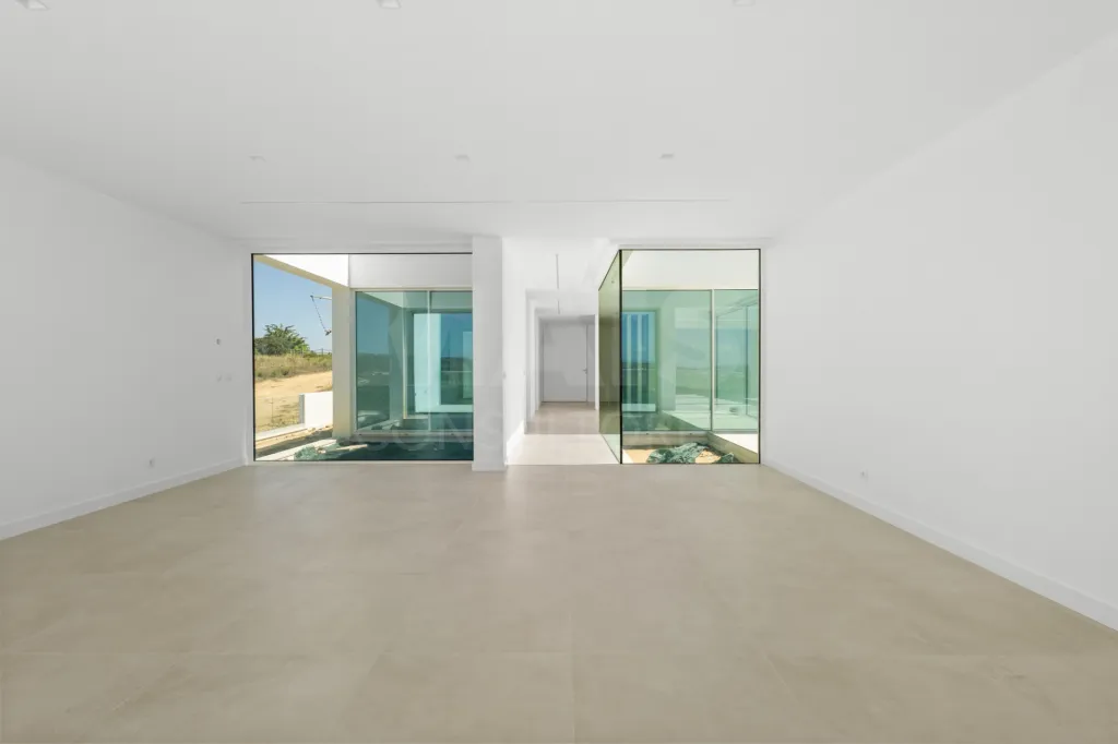 4-bedr. house on 2-hectare plot in Carvalhal