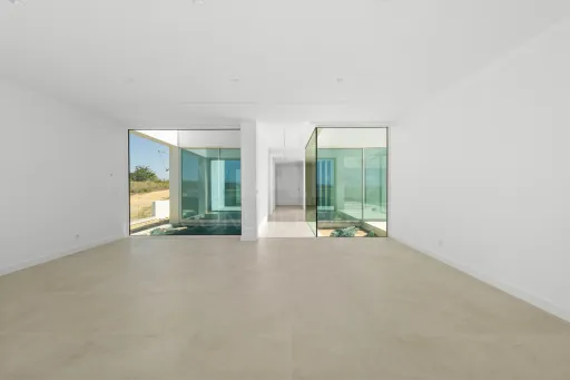 4-bedr. house on 2-hectare plot in Carvalhal