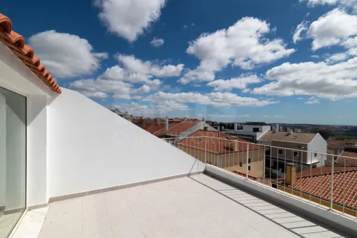 Semi-detached House 4 Bedrooms + 1 Bath with Pool Famões