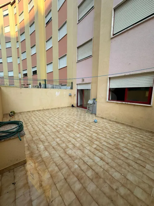 Apartamento T2 na Póvoa de Santa Iria com parqueamento e terraço