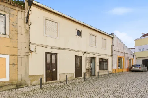 Two buildings with 5 units in the center of Peniche