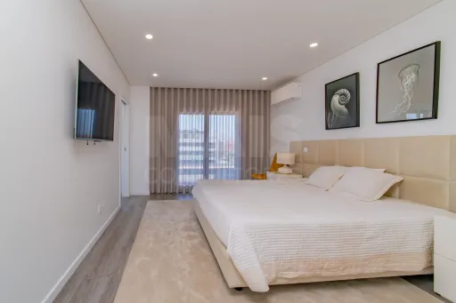 T4 Duplex com Vista Panorâmica sobre o Rio Tejo e Lisboa | Montijo