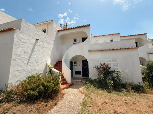 T1 na Vila Senhora da Rocha | Praia a 70 m | 4 Piscinas | 9 Hectares de Jardins| Caminhadas em Segurança Porches – Lagoa – Algarve | T1 onde pode deixar o carro estacionado e viver o Algarve a pé.
