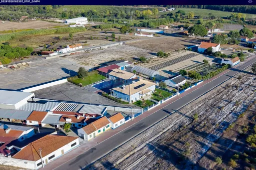 Moradia T4 com Piscina, 3 Garagens e Terreno de 3.179 m² em Almeirim