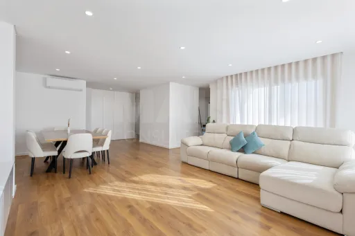Apartamento T3 semi-novo vista mar com garagem