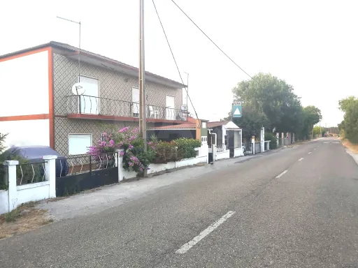 Moradia Bi Familiar inserida num lote de Terreno 1785 m2 em Canha