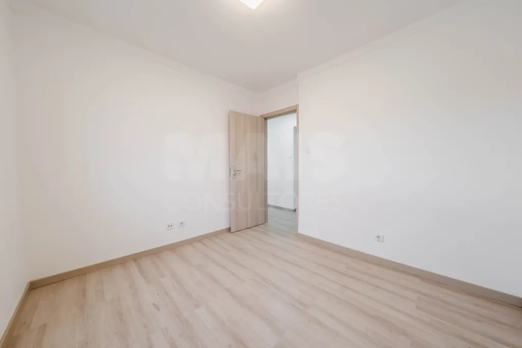 Moradia T3 com comércio e terraço no Coto