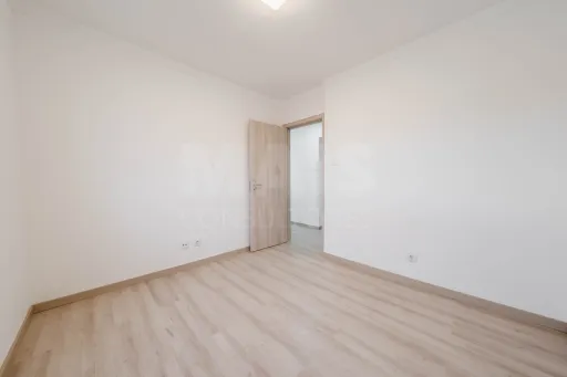 Moradia T3 com comércio e terraço no Coto
