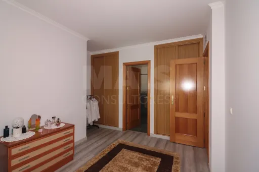 Spacious 3-bedroom apartment with suite, storage room and parking space in Carregado