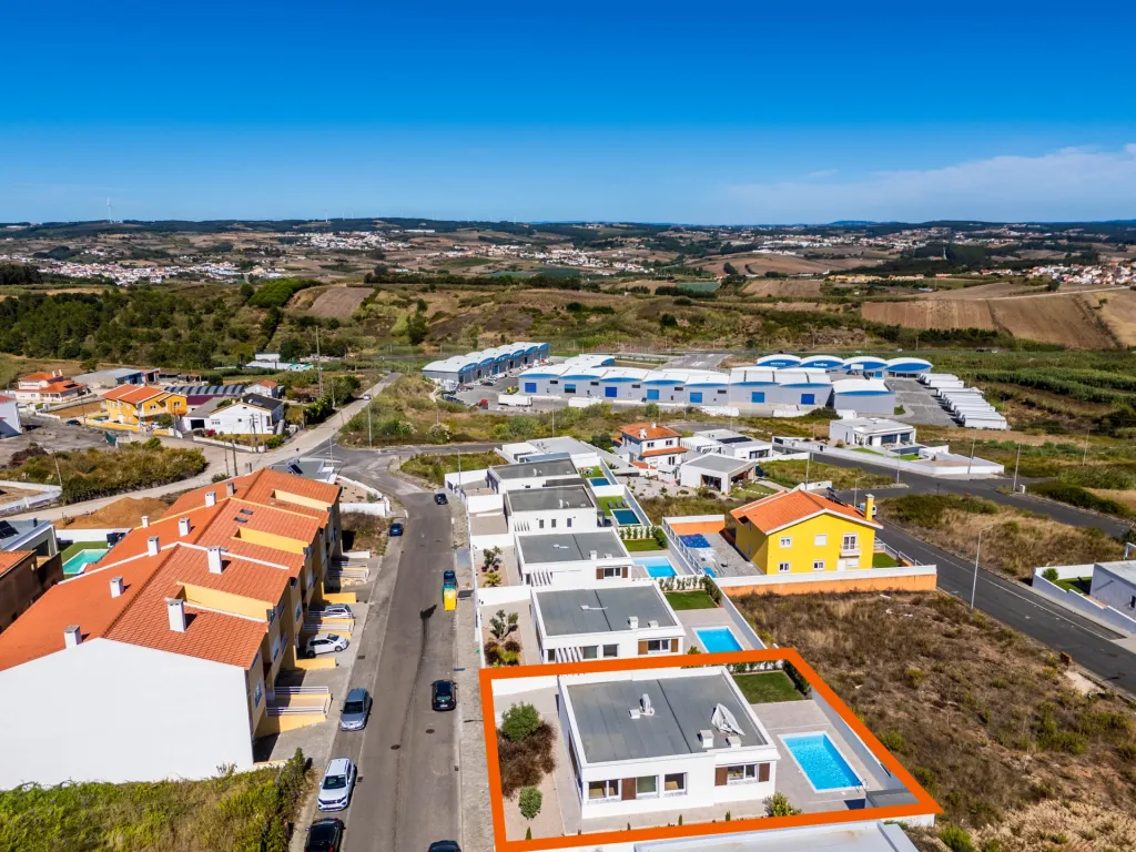 Moradia T3 Térrea com Piscina e Jardim !