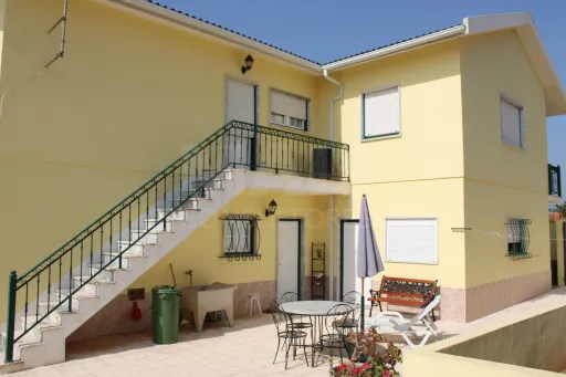 Moradia com 3 Apartamentos Independentes | Ideal AL | Perto da Praia da Areia Branca