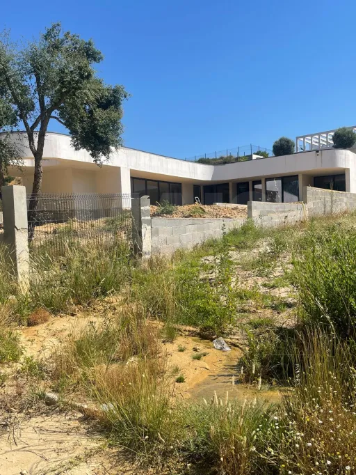 Moradia térrea contemporânea em fase final, com piscina infinita e jacuzzi em lote de 1.500 m²