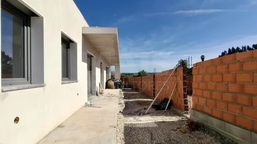 Moradia Térrea T4 com Suite Master, Piscina de Água Salgada, Garagem e Acabamentos Premium !