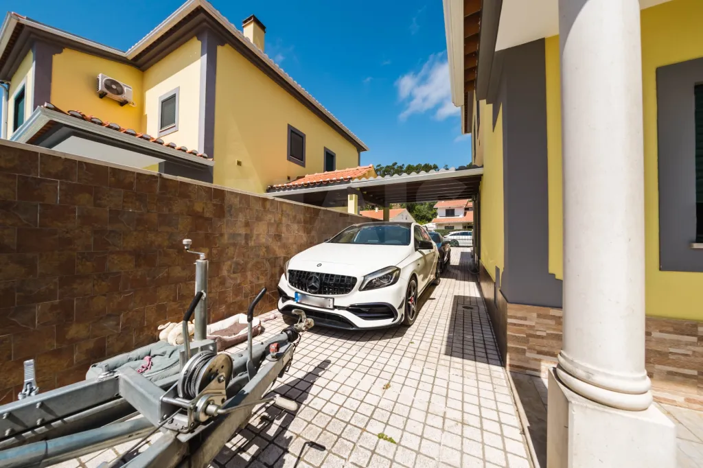 Moradia T4 com Jardim, Garagem e Churrasqueira no Centro de Olho Marinho – Óbidos