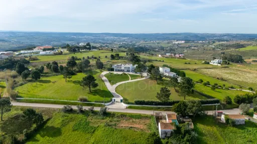 Moradia T4 de luxo no Barrocalvo, Carvalhal, Bombarral
