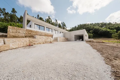 Moradia térrea T3 Moderna com Piscina e Jardim na Ribeira dos Amiais