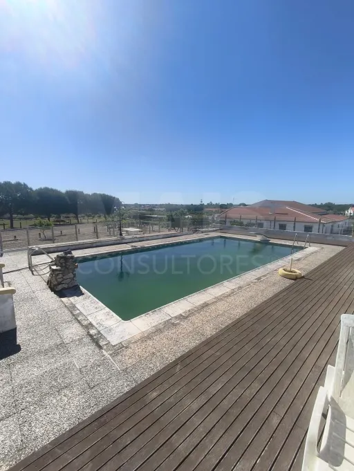 Propriedade com Piscina e Instalações Equestres – Um Refúgio Tranquilo com Potencial de Expansão