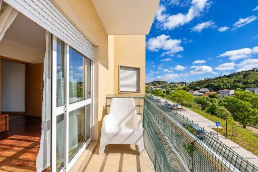 Apartamento T3 com elevador e lugar de garagem.