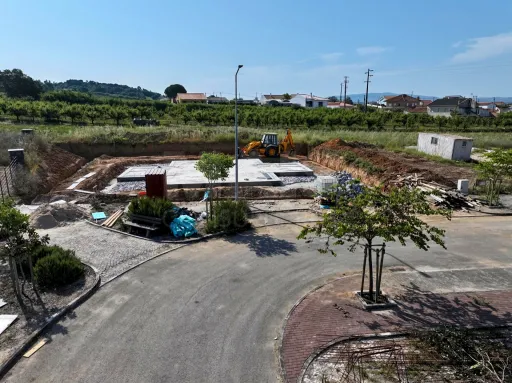 Moradia T3 Geminada c/ 1 Suite, Jardim, Parqueamento e Piscina! (LT2)