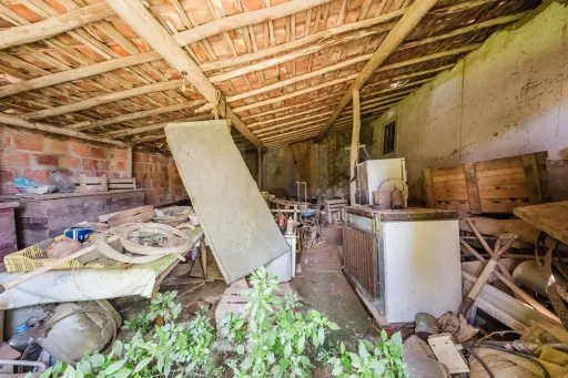 Moradia p/a recuperar c/ terreno na Fanadia com viabilidade de construção