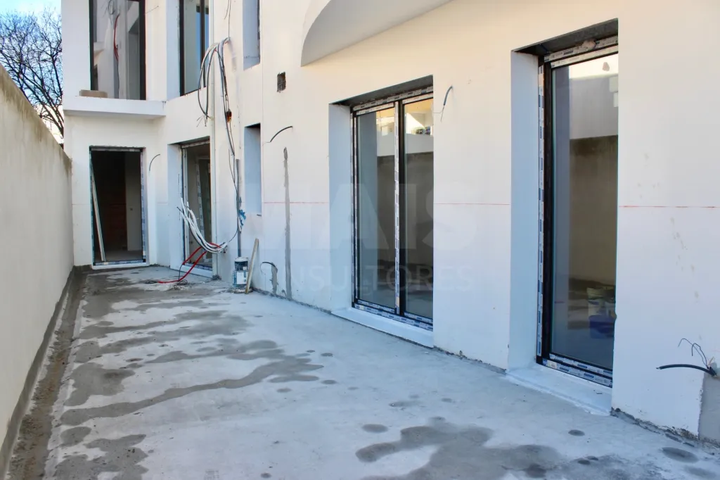 Apartamento T3 de luxo a estrear no centro da Lourinhã, com varanda murada ~32 m² e garagem