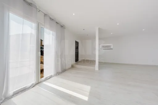 Moradia T5 com Armazém e Terreno na Usseira, Óbidos