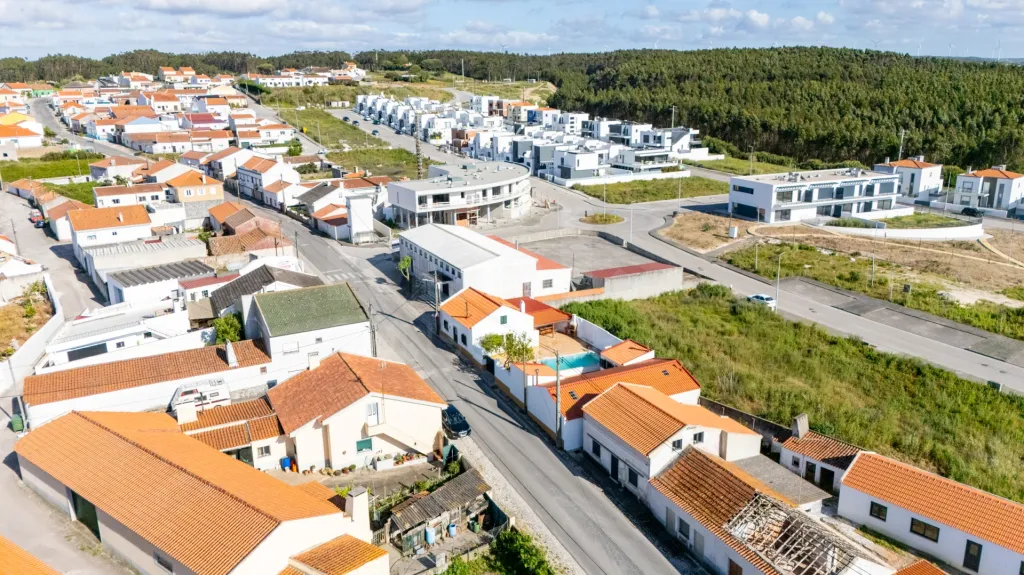 Moradia e dois Anexos T1 com piscina em Casais Mestre Mendo