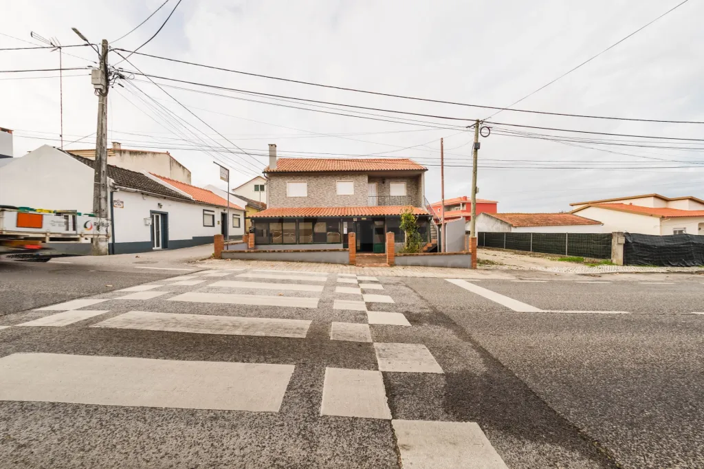 Moradia T3 com comércio e terraço no Coto