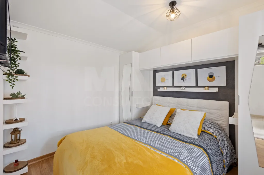 Moradia com 3 apartamentos e vista mar