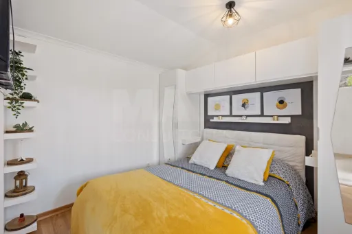 Moradia com 3 apartamentos e vista mar