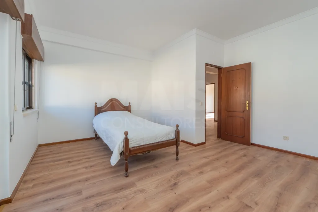 Oportunidade no Porto Alto, moradia T4+1 com 204m2 e logradouro.