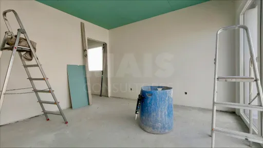 Moradia T4 c/ 1 Master Suite + 2 Suites, Jardim & Parqueamento !