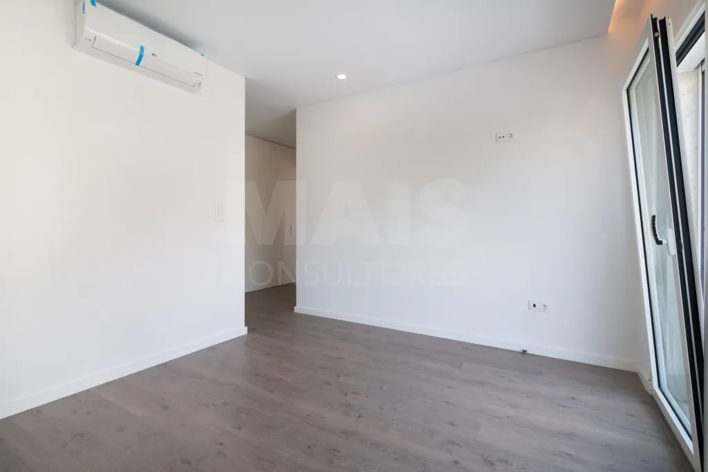 Moradia Geminada T4 + 1 com Piscina Famões
