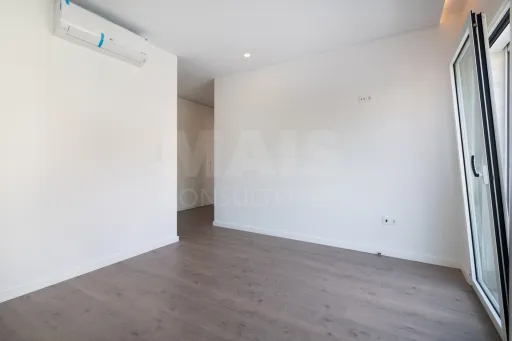 Moradia Geminada T4 + 1 com Piscina Famões