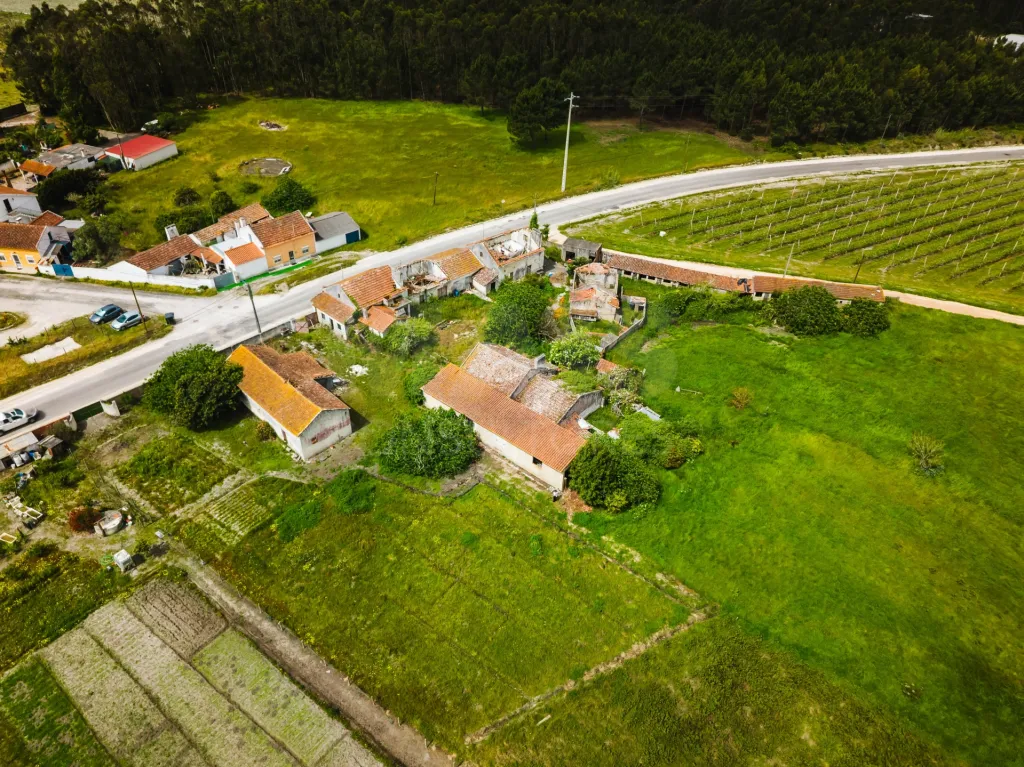 Moradia p/a restaurar c/ 225m2 de área em terreno c/ 6.473m2