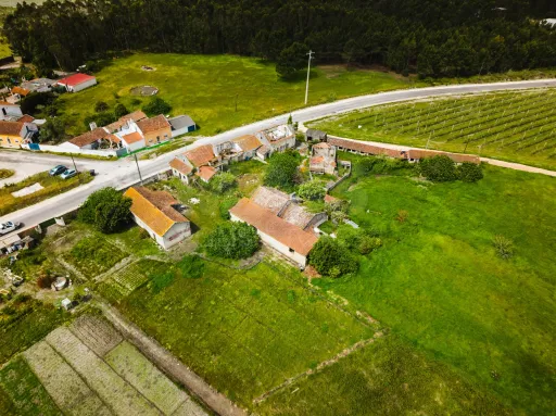 Moradia p/a restaurar c/ 225m2 de área em terreno c/ 6.473m2