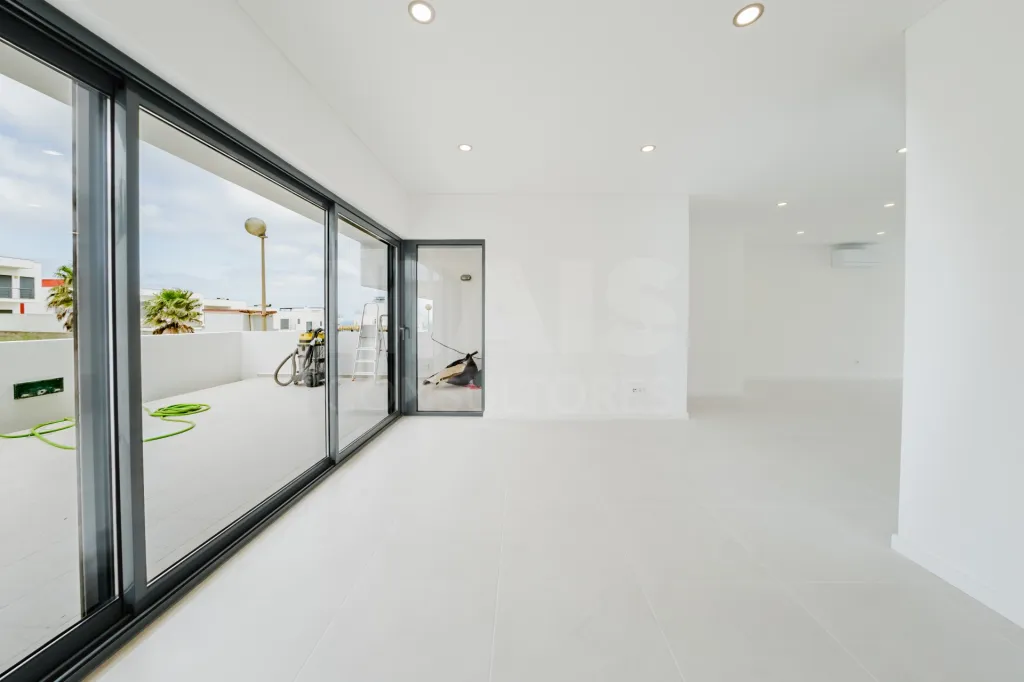 Moradia T3 Nova C/ Vista Mar, Piscina e Garagem, Areia Branca, Lourinhã