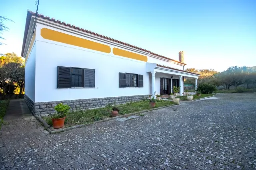 Moradia Térrea T7 no Centro da Vila de Atouguia da Baleia