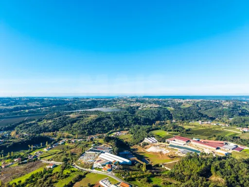 Terreno Amplo com PIP Aprovado – Ideal para Moradia Contemporânea