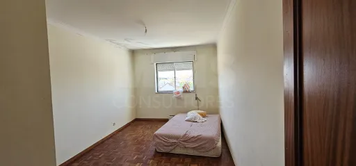Apartamento T3 no Centro de Alpiarça | Áreas Generosas, Varandas e Excelente Localização