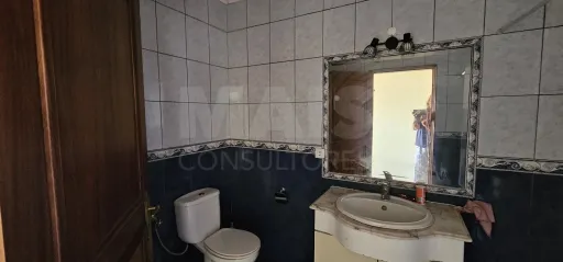 Apartamento T3 no Centro de Alpiarça | Áreas Generosas, Varandas e Excelente Localização
