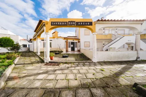 Café, Bar, Restaurante com 2 Salas e esplanada, a 50m da Praia!