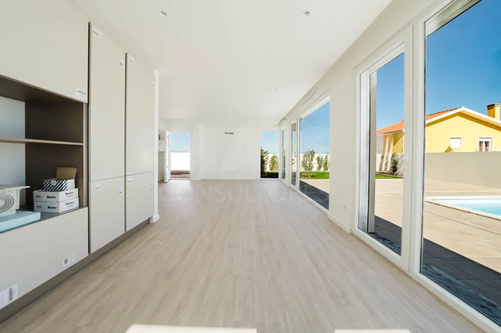 Moradia T3 Térrea com Piscina e Jardim !