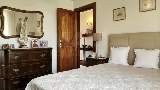 Moradia T5 de Prestígio com Vista Mar, Terreno de 2.075 m² e Detalhes Artísticos Exclusivos