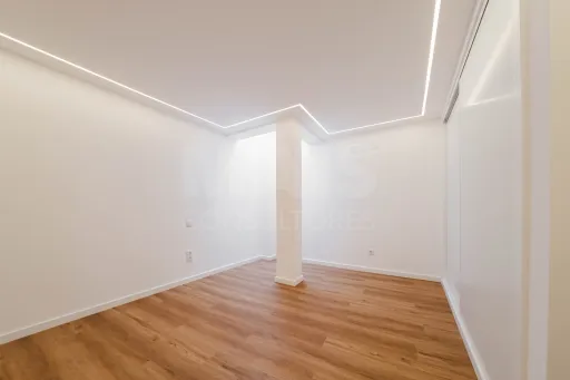 Moradia totalmente remodelada no coração de Peniche!