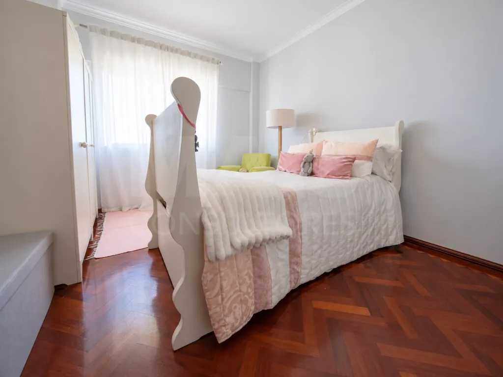 T3 no Carregado com excelentes areas com varanda e parqueamento