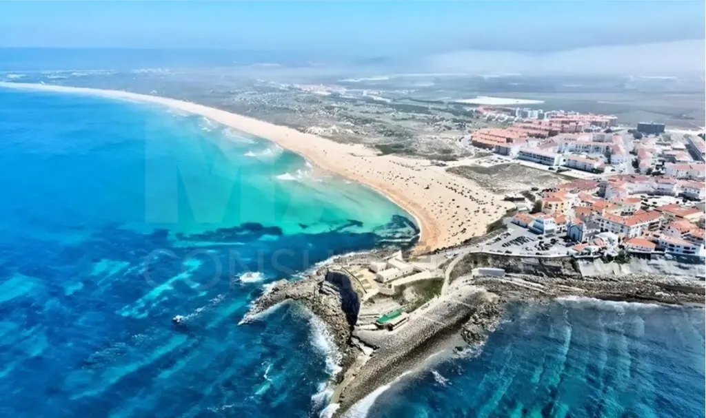 Excelente Moradia T3 com Box, Sótão e Terraço a 600 m da Praia Atouguia da Baleia