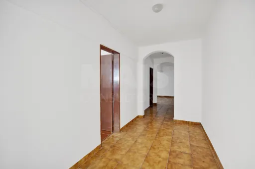 Moradia com 11 Quartos e 3.400 m² de Terreno — Ideal para Turismo, ou Surf Camp