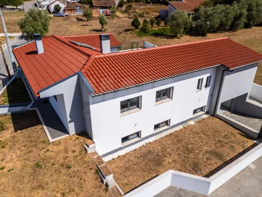 Moradia unifamiliar T3 com garagem em lote de 565m2 na Bidoeira de Cima